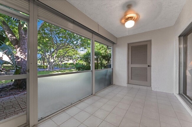 Building Photo - 708 Lago Rd