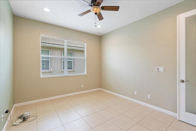 Building Photo - 12054 SW Bennington Cir