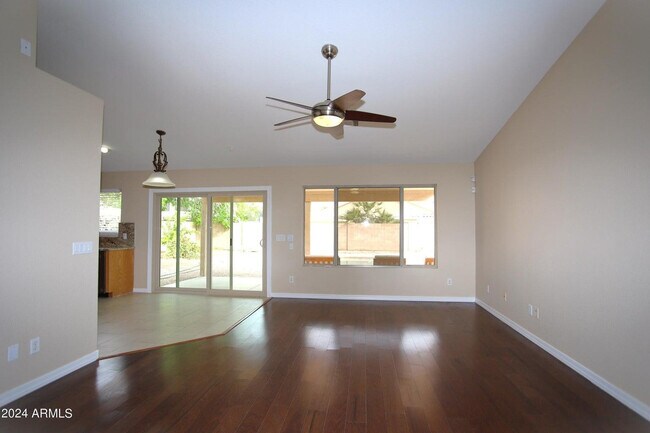 Building Photo - 1130 W Raven Dr