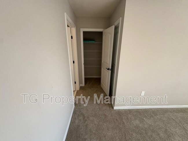 Building Photo - 217 Red Barn Rd