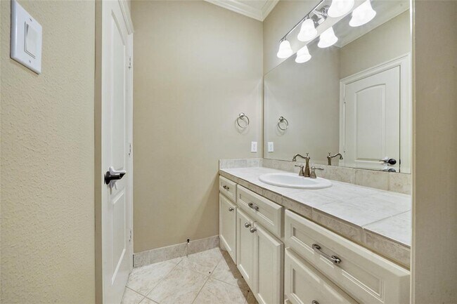 Building Photo - 30 N Palmiera Cir