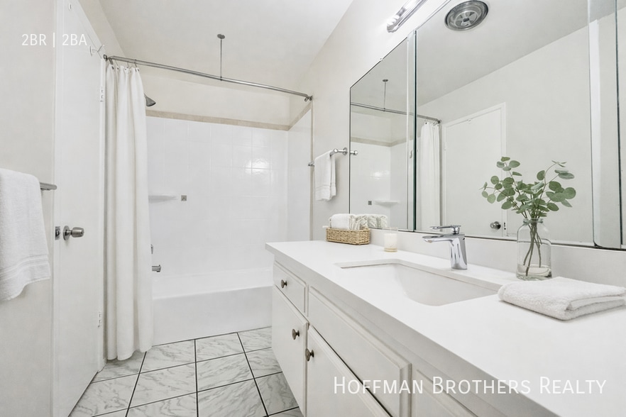 Building Photo - 1226 Larrabee St