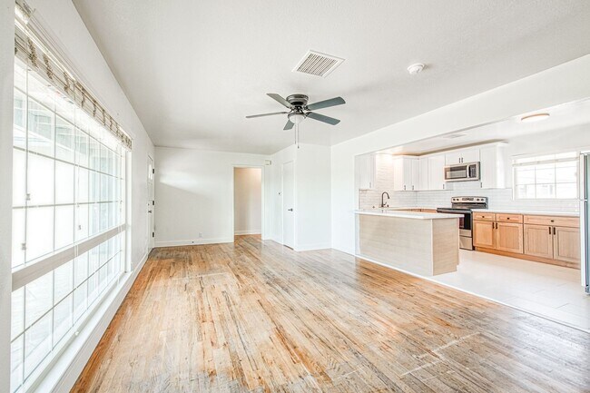 Building Photo - Adorable 3 BR 1 BA Home In A Well Desired Clovis Neighborhood - Available Soon!