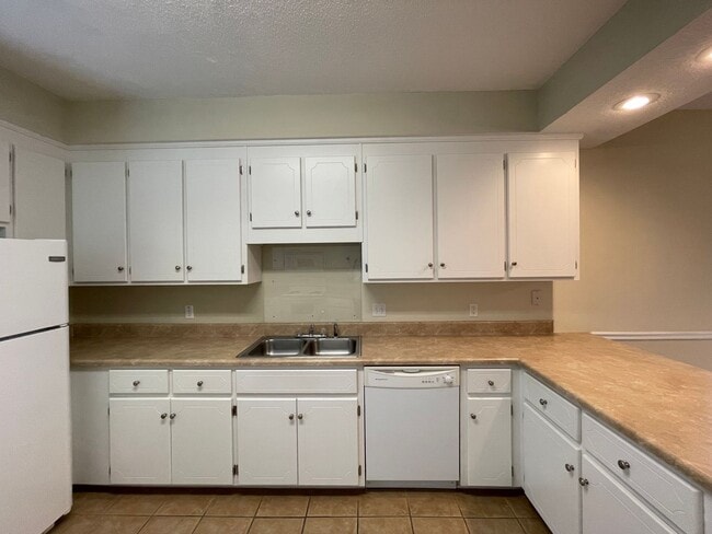 Building Photo - Wakefield - One Story Townhome!