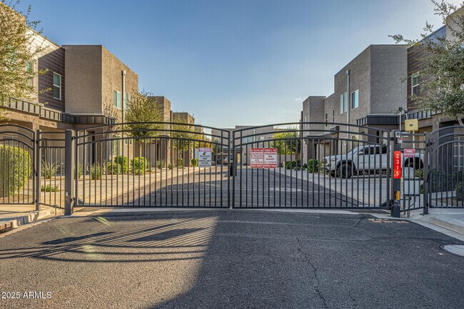 Building Photo - 2315 E Pinchot Ave