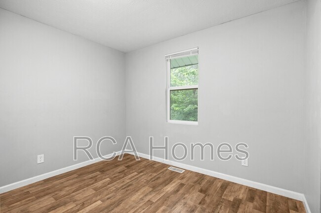Building Photo - 834 W 26th St
