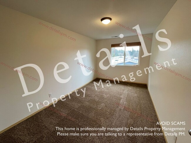 Building Photo - 3 Bedroom Townhouse in Central Kitsap!