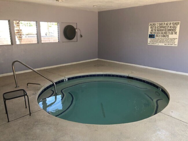 Building Photo - 1601 S Sandhill Rd