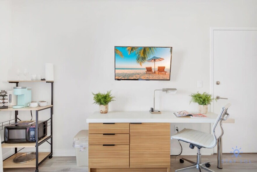 Building Photo - 2602 E Hallandale Beach Blvd