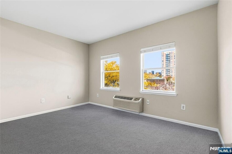 Building Photo - 905 River Rd