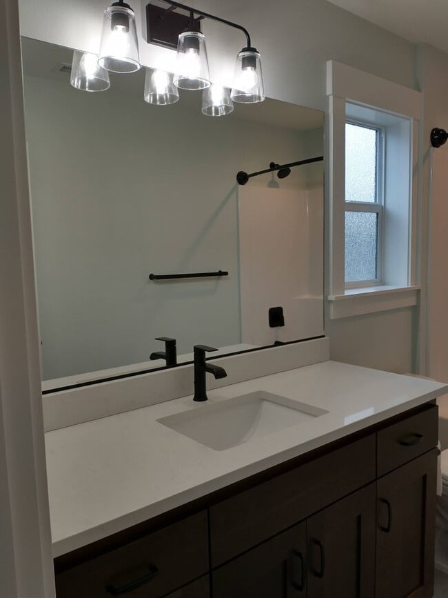 Building Photo - Welcome to this Beautiful Property in Keizer