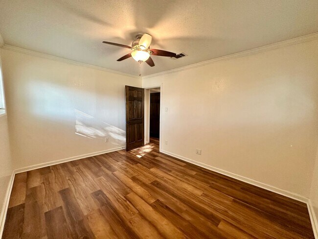Building Photo - 5719 Fairview Dr
