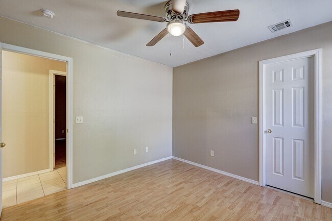 Building Photo - Duplex in Yukon, Available Now!