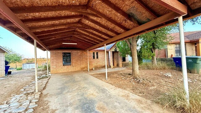 Building Photo - 1001 N Lost Creek Loop