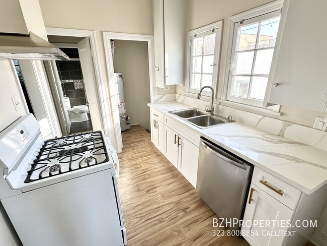 Building Photo - Gorgeous Newly Renovated 1Bed 1Bath With W...