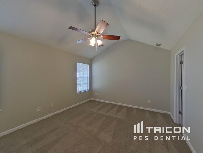 Building Photo - 1896 Roble Dr