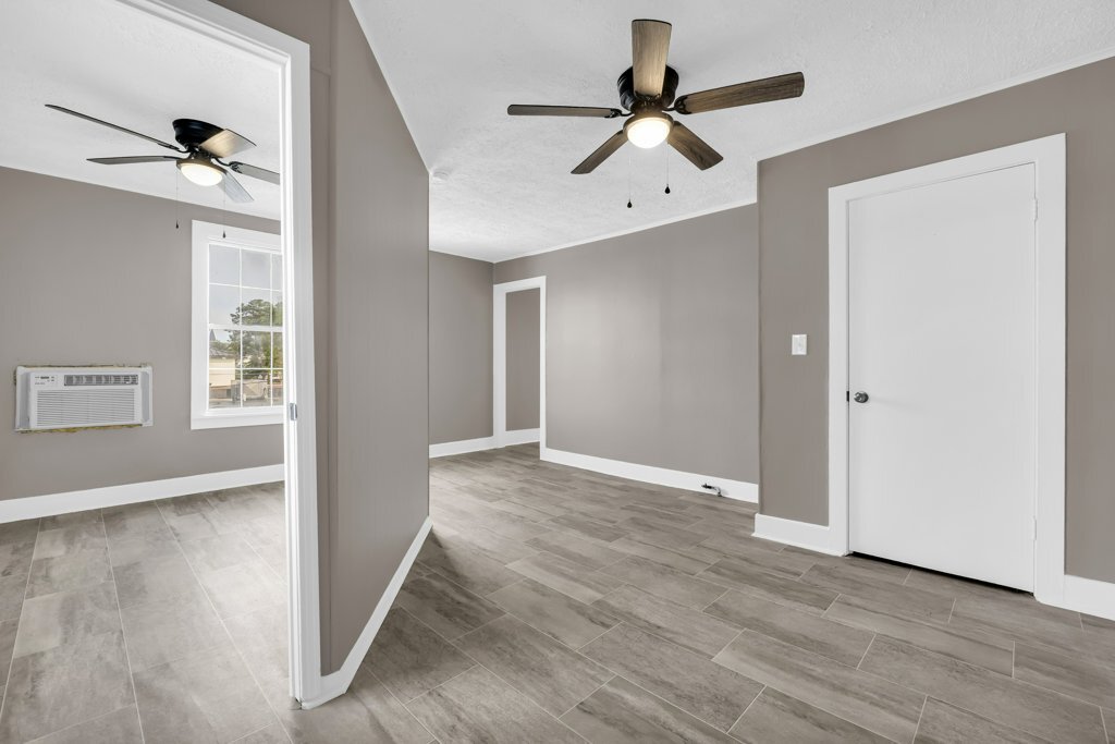 Building Photo - 817 College St