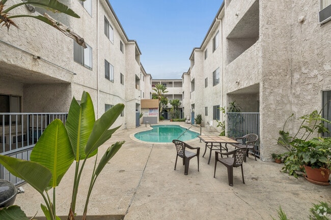 Building Photo - Warner Manor Apartments