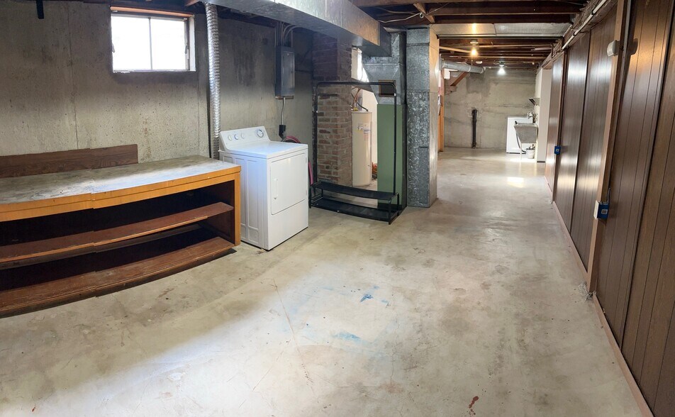 Building Photo - 7187 N Fiske Ave