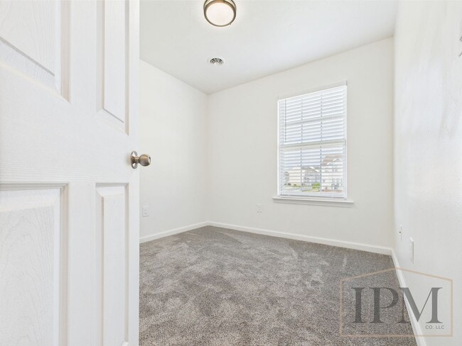 Building Photo - Newly Renovated!  3 bedrooms, 2 full baths...