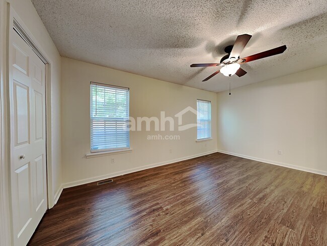 Building Photo - 6 Saddlemount Ln