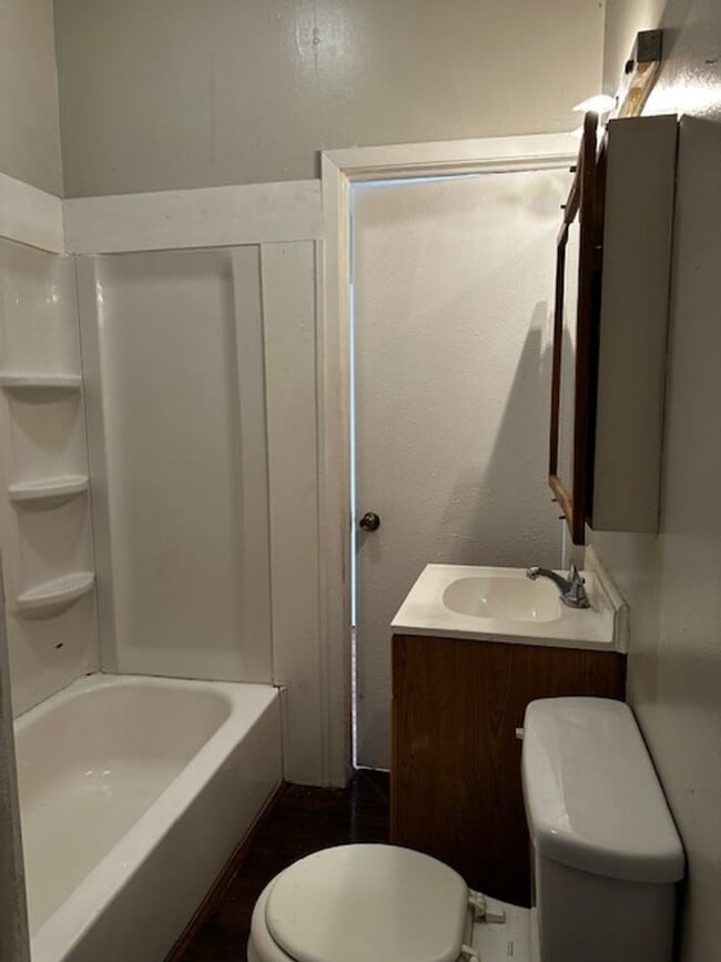 Building Photo - Three bed one bath home in central Springfield