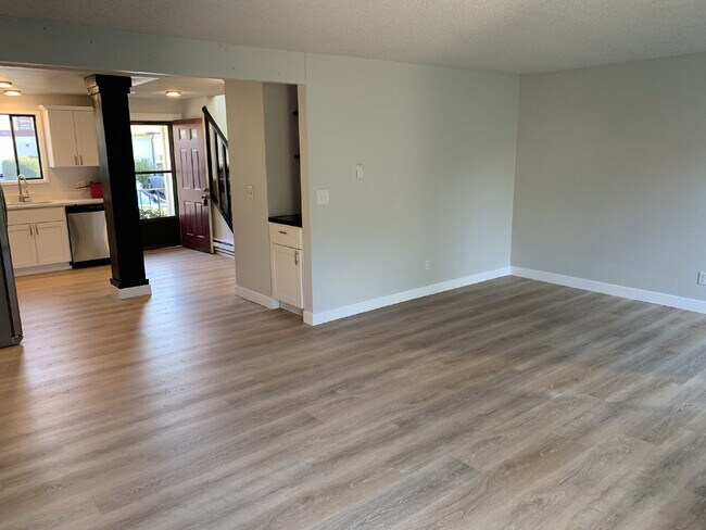 Building Photo - Townhome Available for Move-In!