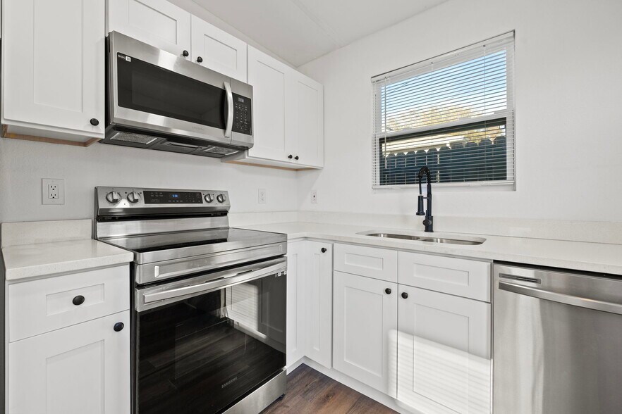 Kitchen - 625 35th St N