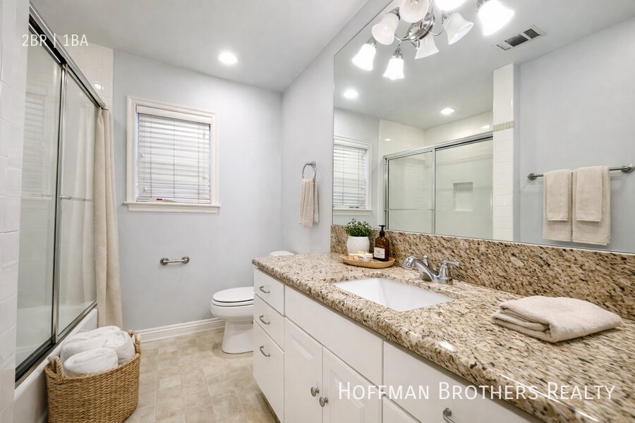 Building Photo - 806 N Las Palmas Ave