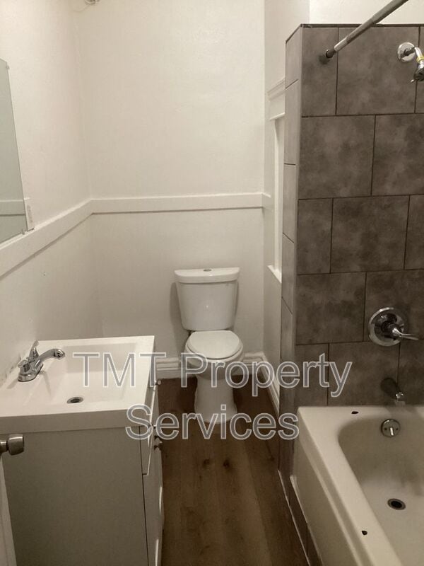 Building Photo - 202 W Oak St