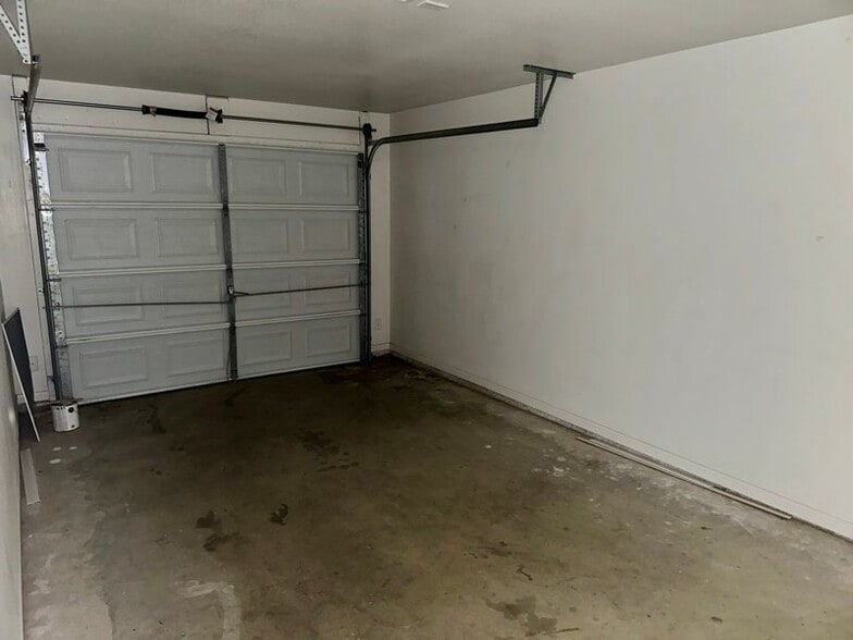 Building Photo - 402 Topeka Ct