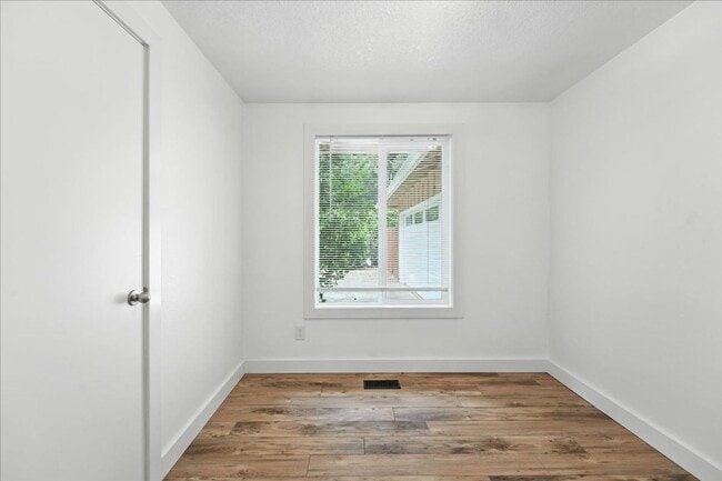 Building Photo - Charming Single-Level 3-Bedroom Home for R...