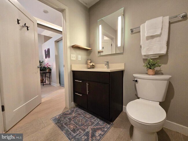 Building Photo - 1320 Fenwick Ln