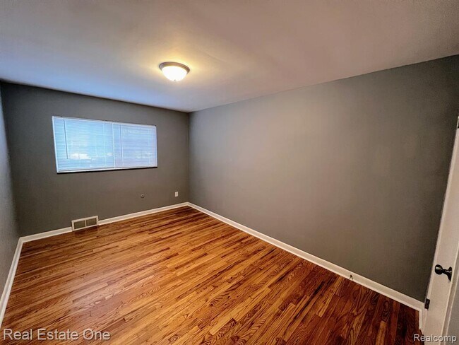 Building Photo - 463 N Eton St