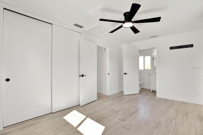 Building Photo - 1346 Hill Dr
