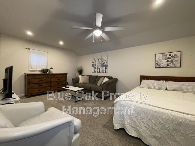 Building Photo - 631 1/2 Oak Lawn Ave