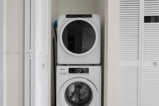 Building Photo - 4164 Inverrary Dr