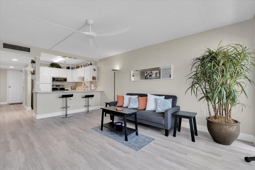 Building Photo - 4550 Cove Cir