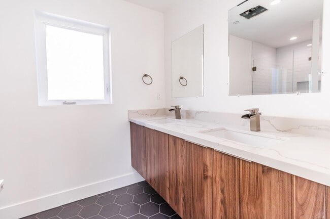 Building Photo - 148 S Madison Ave