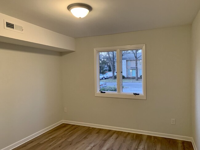 Building Photo - 1/2 off 1st months Rent move in special!!!...