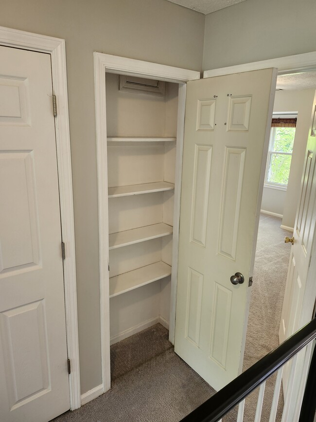 Building Photo - 203 Oak Hollow Ct