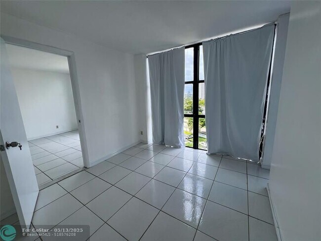 Building Photo - 800 Parkview Dr