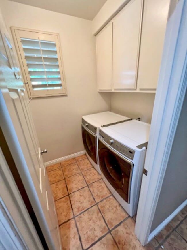 Building Photo - Beautiful Corona Pool Home with 4 bedroom ...