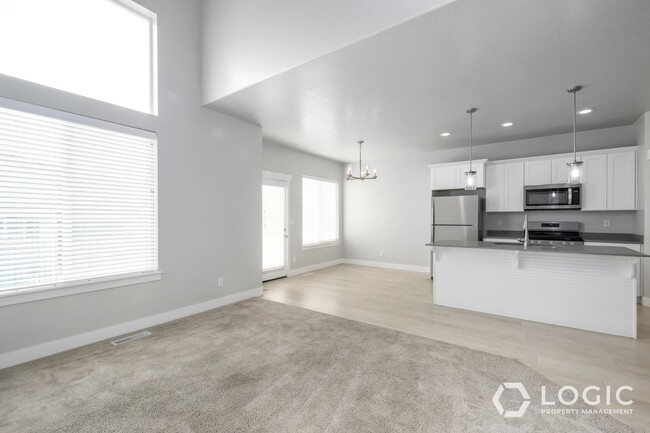 Building Photo - Gorgeous Townhome in Great Location!