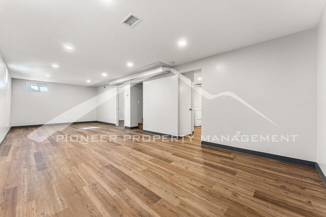 Building Photo - Newly Renovated Half-Duplex with Huge Fenc...