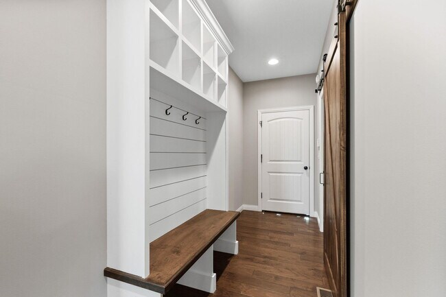 Building Photo - 1605 Labrador Dr