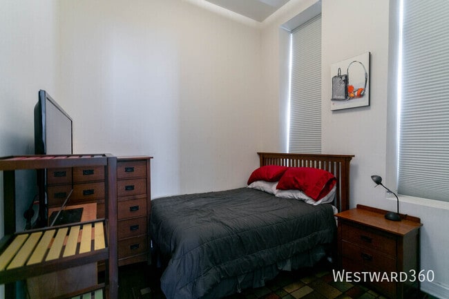 Building Photo - 1359 N Noble St