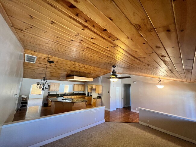 Building Photo - BEAUTIFUL Mountain Home