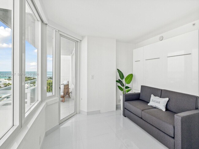 Building Photo - 400 S Pointe Dr