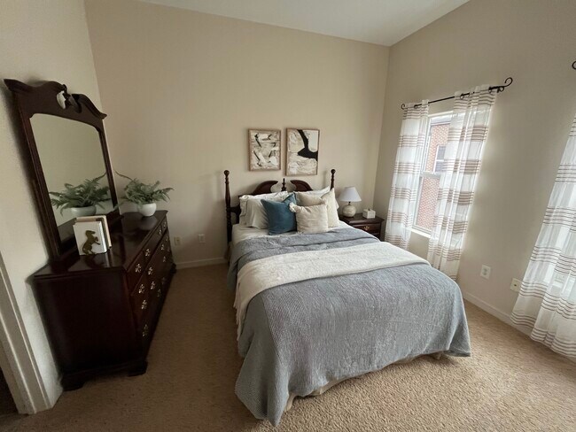 Guest bedroom - 1021 S Wall St